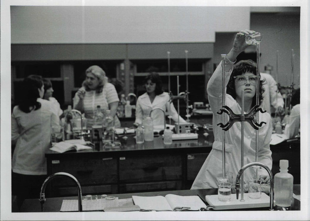 Professor Maryann Jungbauer teaching Chemistry